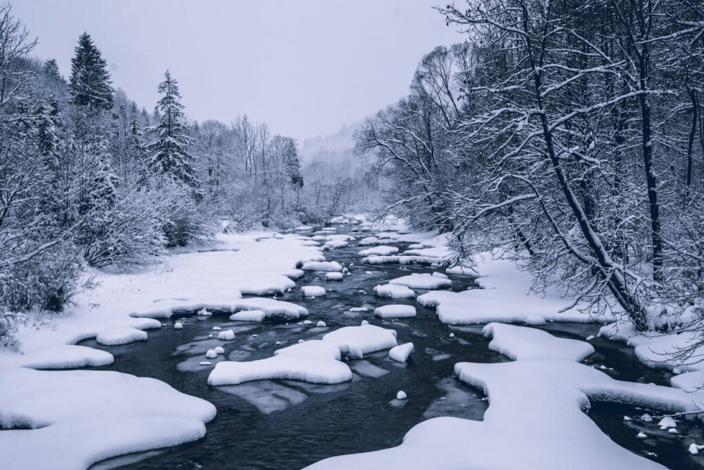 Bieszczady zimą rzeka