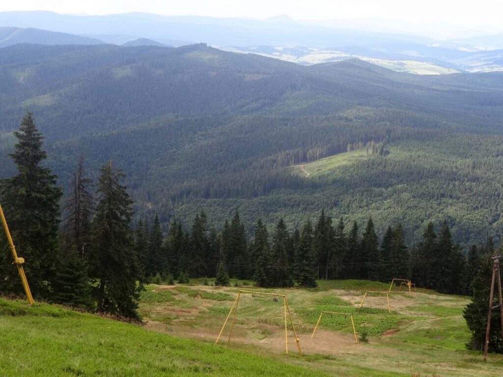 hala lipowska panorama i widok na pogórze. widoczny las i polany