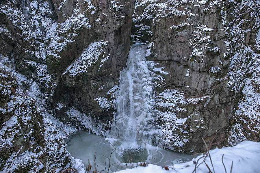 wodospad wilczki zimą widoczny śnieg, skały i zamarznięta woda