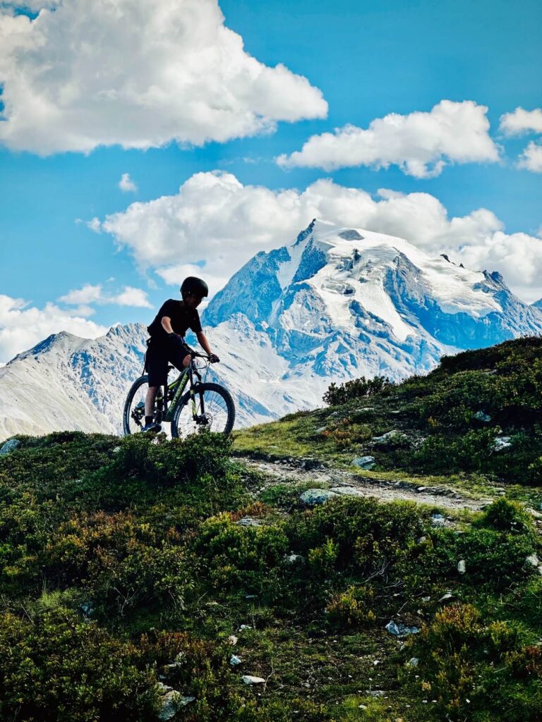 przełęcz stelvio mężczyzna jadący na rowerze