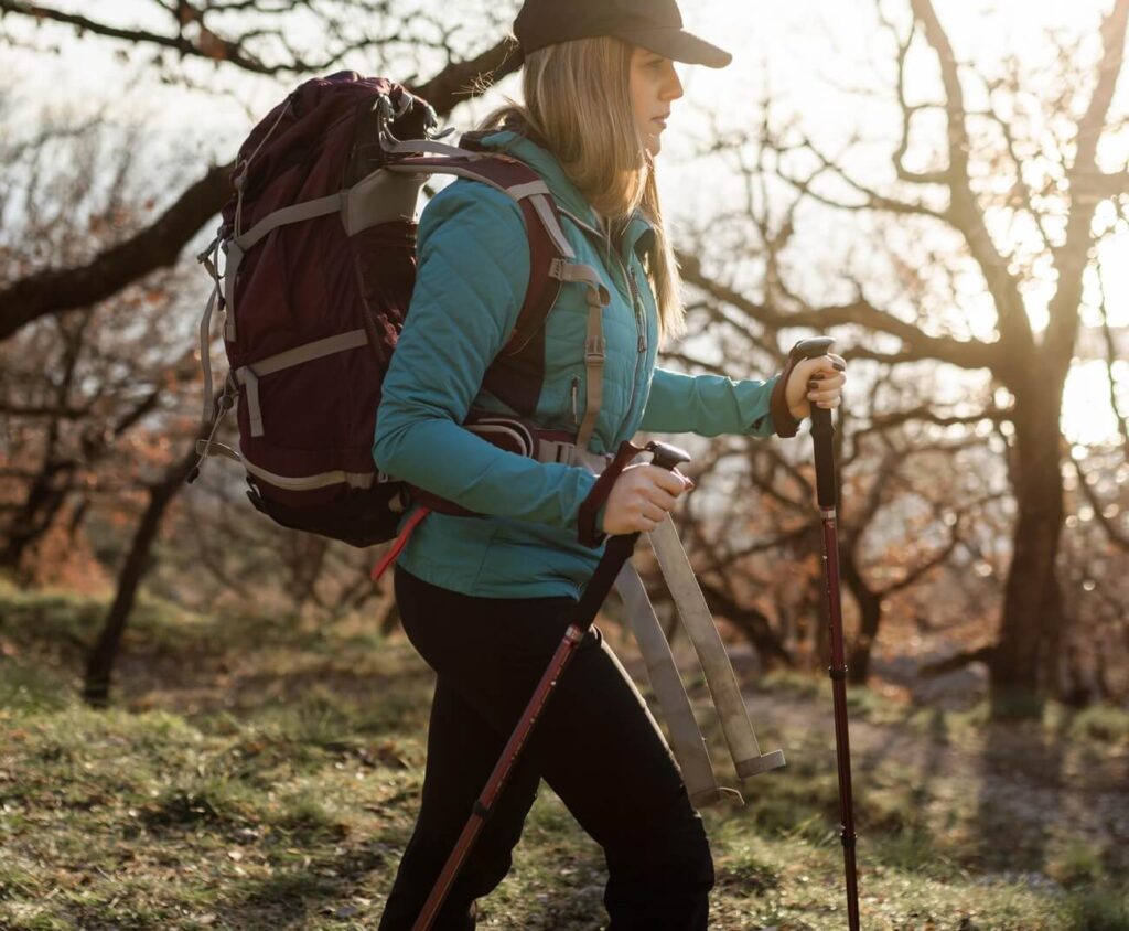 Przełęcz Glinka kobieta na trekkingu