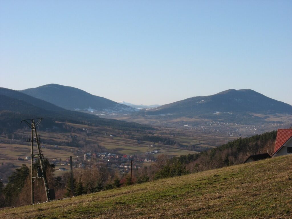 Przełęcz Gruszowiec w oddali