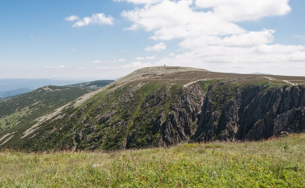 wielki szyszak w oddali