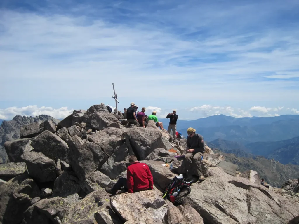 Monte Cinto szczyt z ludźmi