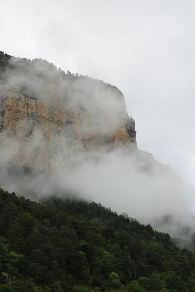 Monte Perdido mgła w górach