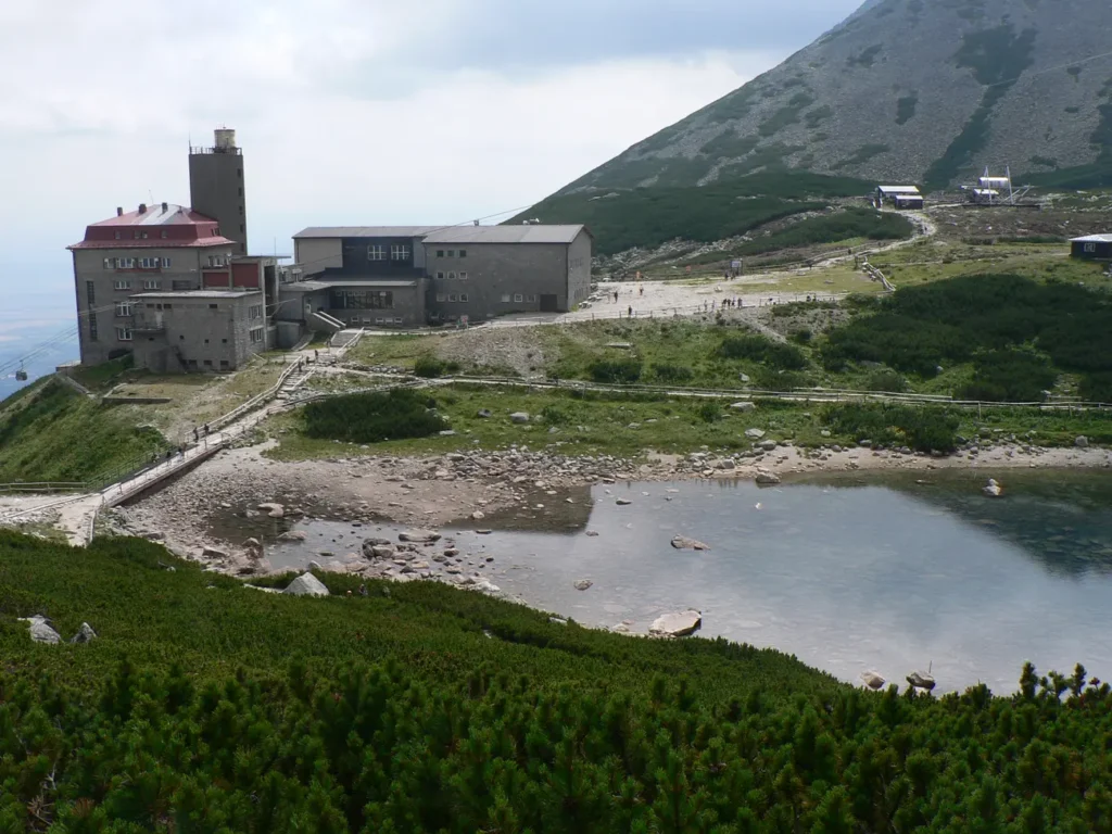 Łomnicki Staw wraz z kolejką