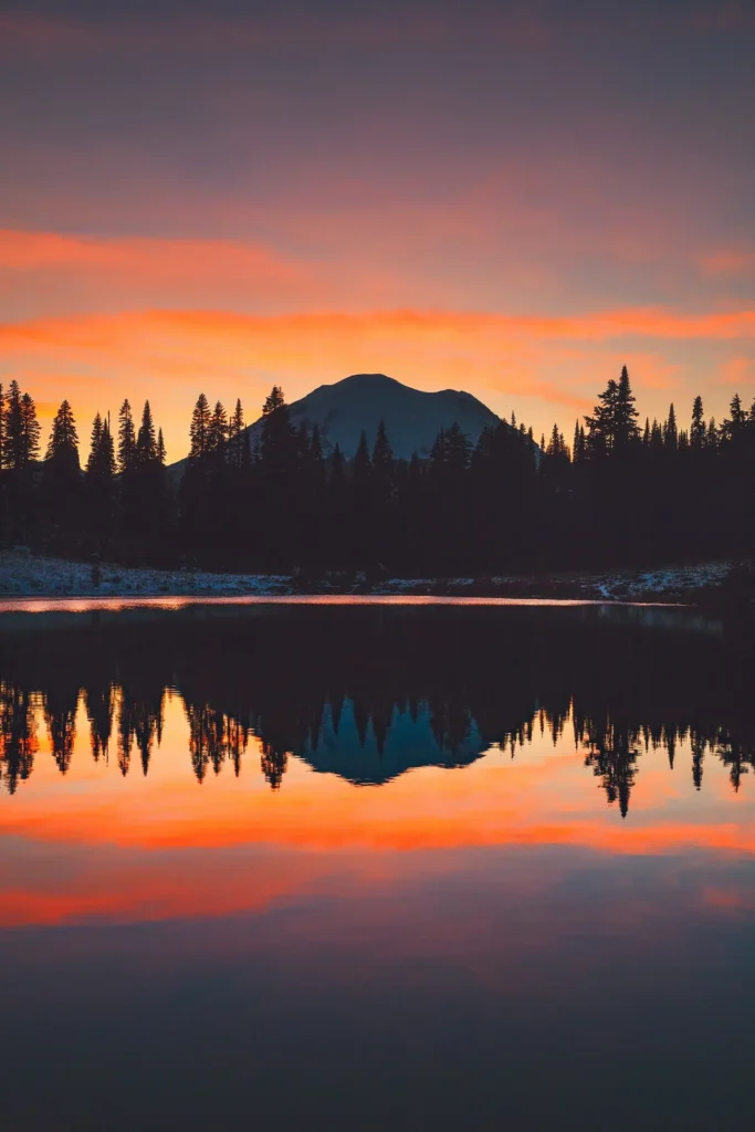 Mount Rainier o zachodzie słońca